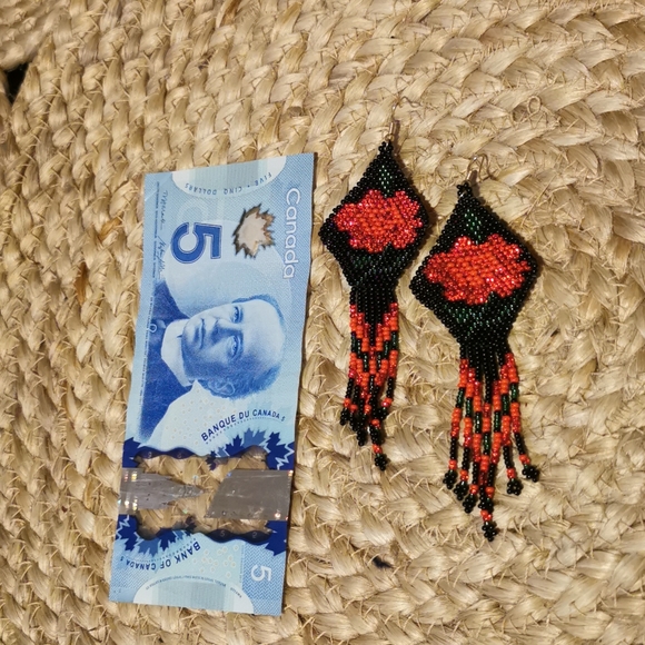 Hand beaded rose earrings - Picture 2 of 3